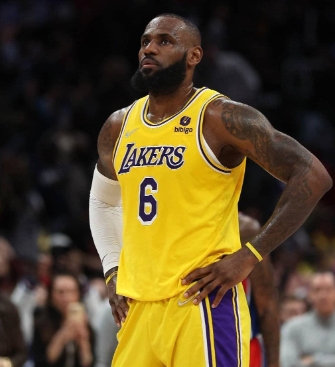 King James dominates minicamp, Lakers' starters in full force, head coach also makes appearance