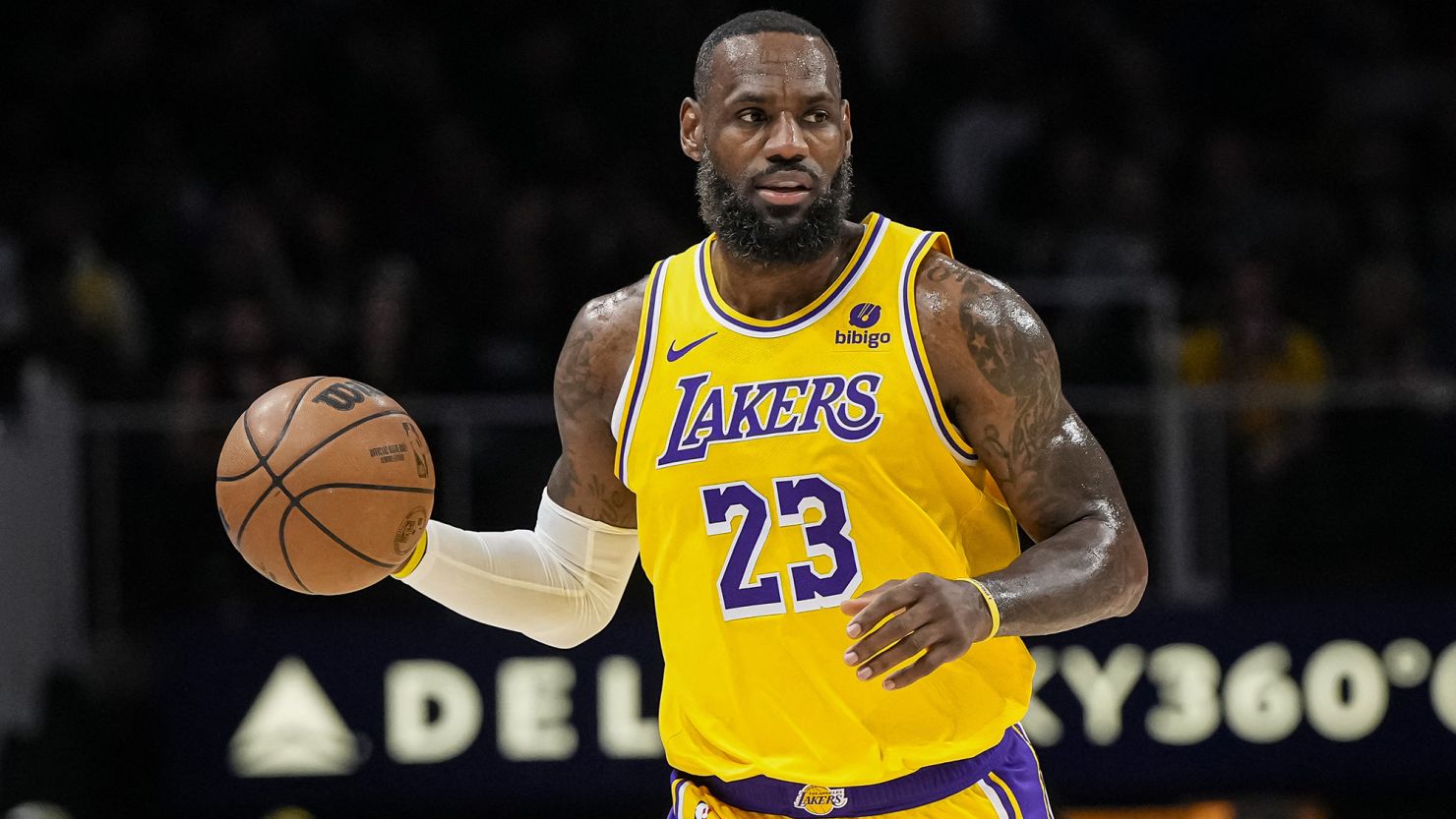 Elder statesman LeBron James not thinking about his age as Los Angeles Lakers suffer defeat against the Atlanta Hawks(图1)