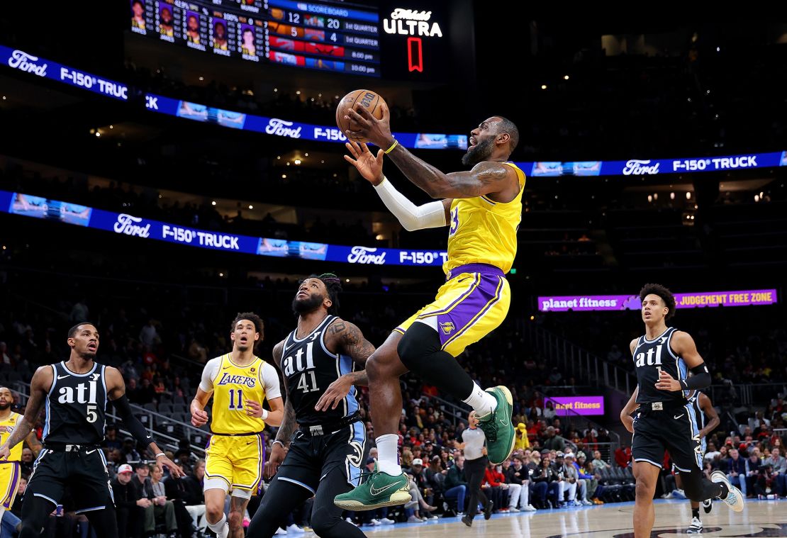 Elder statesman LeBron James not thinking about his age as Los Angeles Lakers suffer defeat against the Atlanta Hawks(图2)